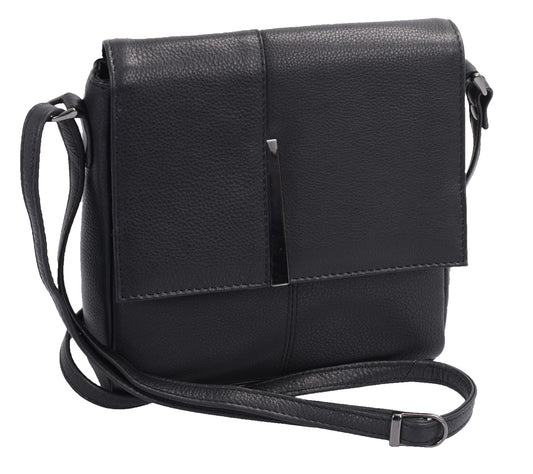 Kleine Leder Schultertasche schwarz mit Klappe und Metallapplikation